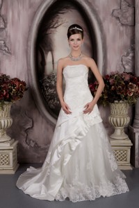 Romantic Strapless Court Train Taffeta And Lace Appliques Wedding Dress