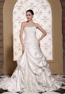 Exclusive Off White Wedding Dress Lace Decorate Bust And Pick-ups Gown