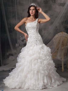 Luxurious One Shoulder Court Train Organza And Lace Beading Wedding Dress