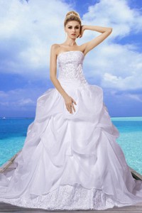 Brand New A Line Strapless Appliques Wedding Dress With Court Train